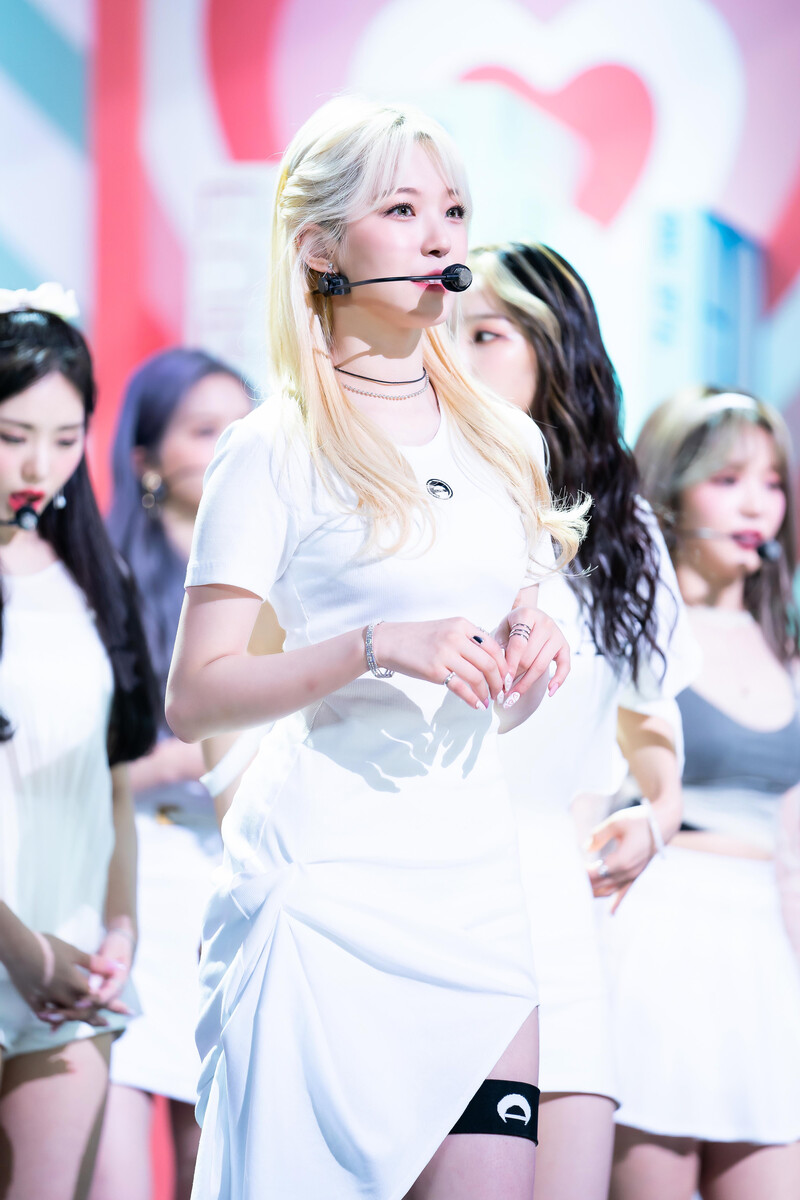 210905 fromis_9 - 'Talk & Talk' at Inkigayo documents 4