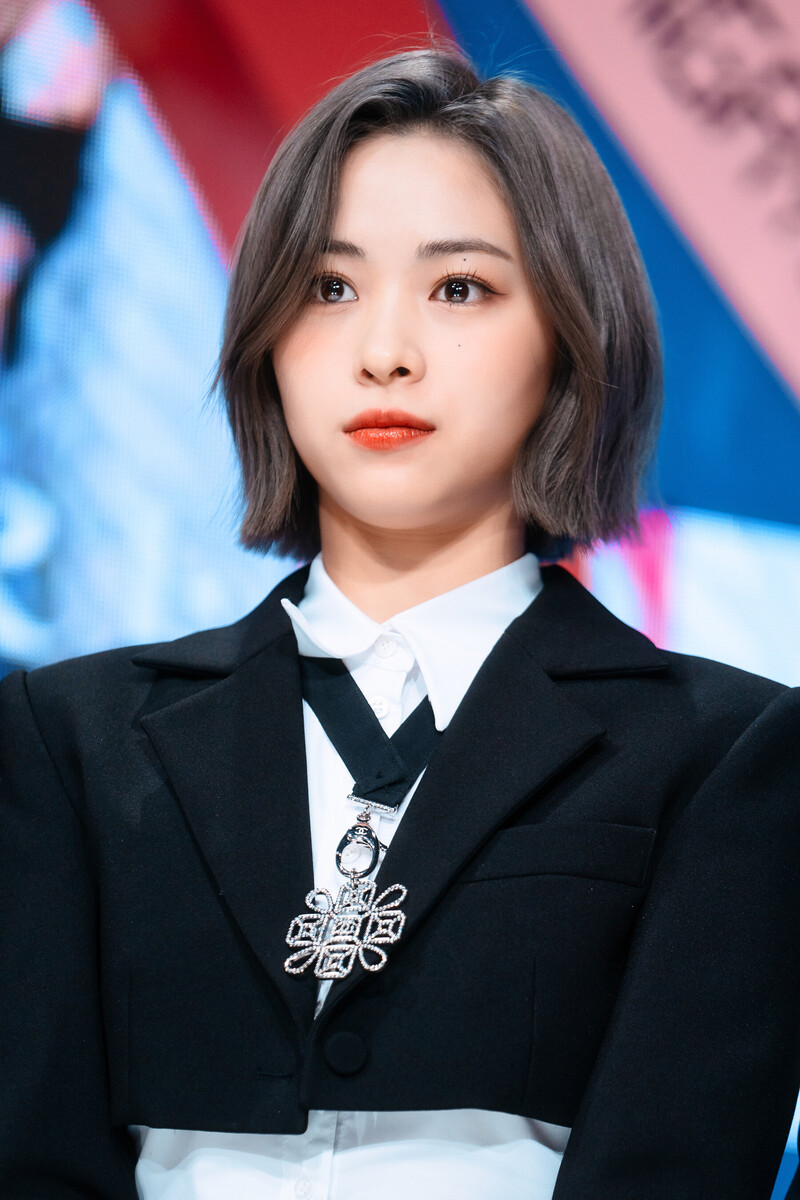 221204 ITZY Ryujin - 'Cheshire' at Inkigayo documents 14