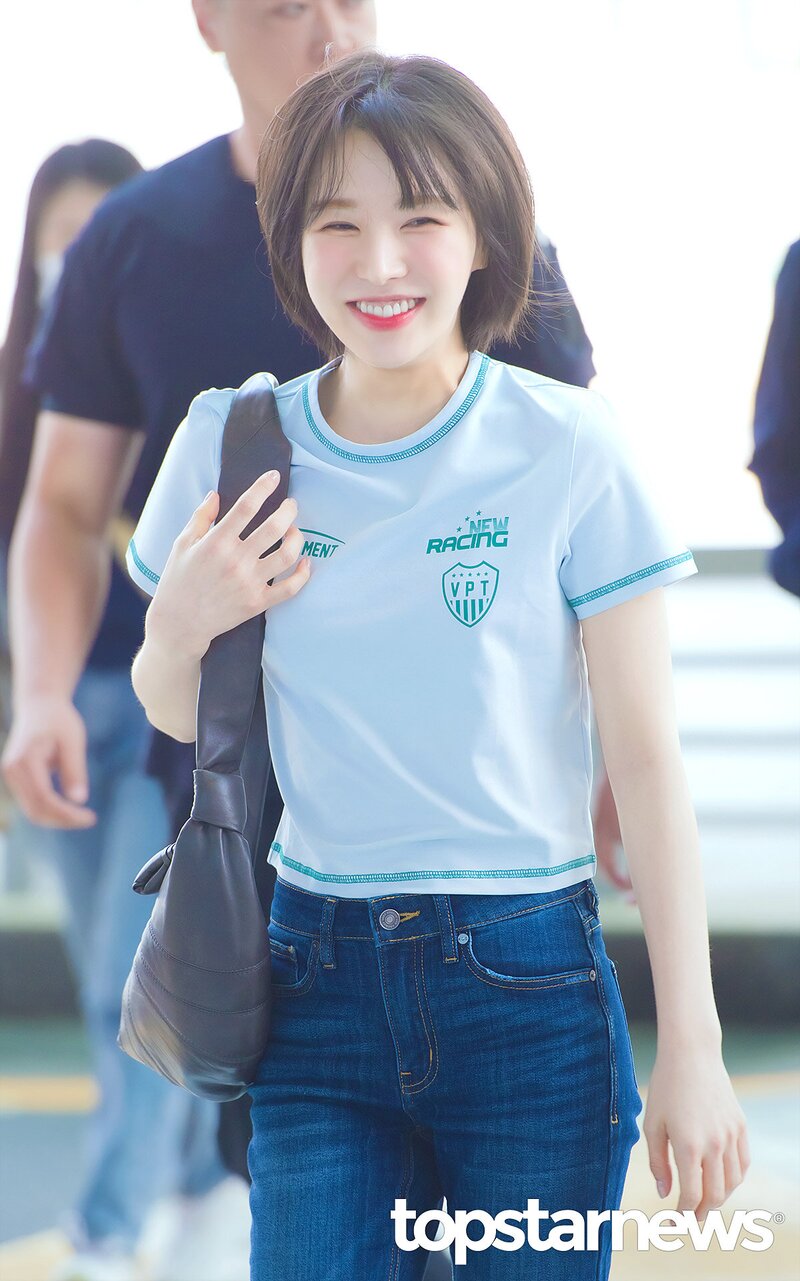230523 RED VELVET Wendy at Incheon International Airport documents 1