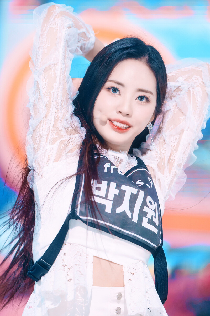 220123 fromis_9 Jiwon - 'DM' at Inkigayo documents 18