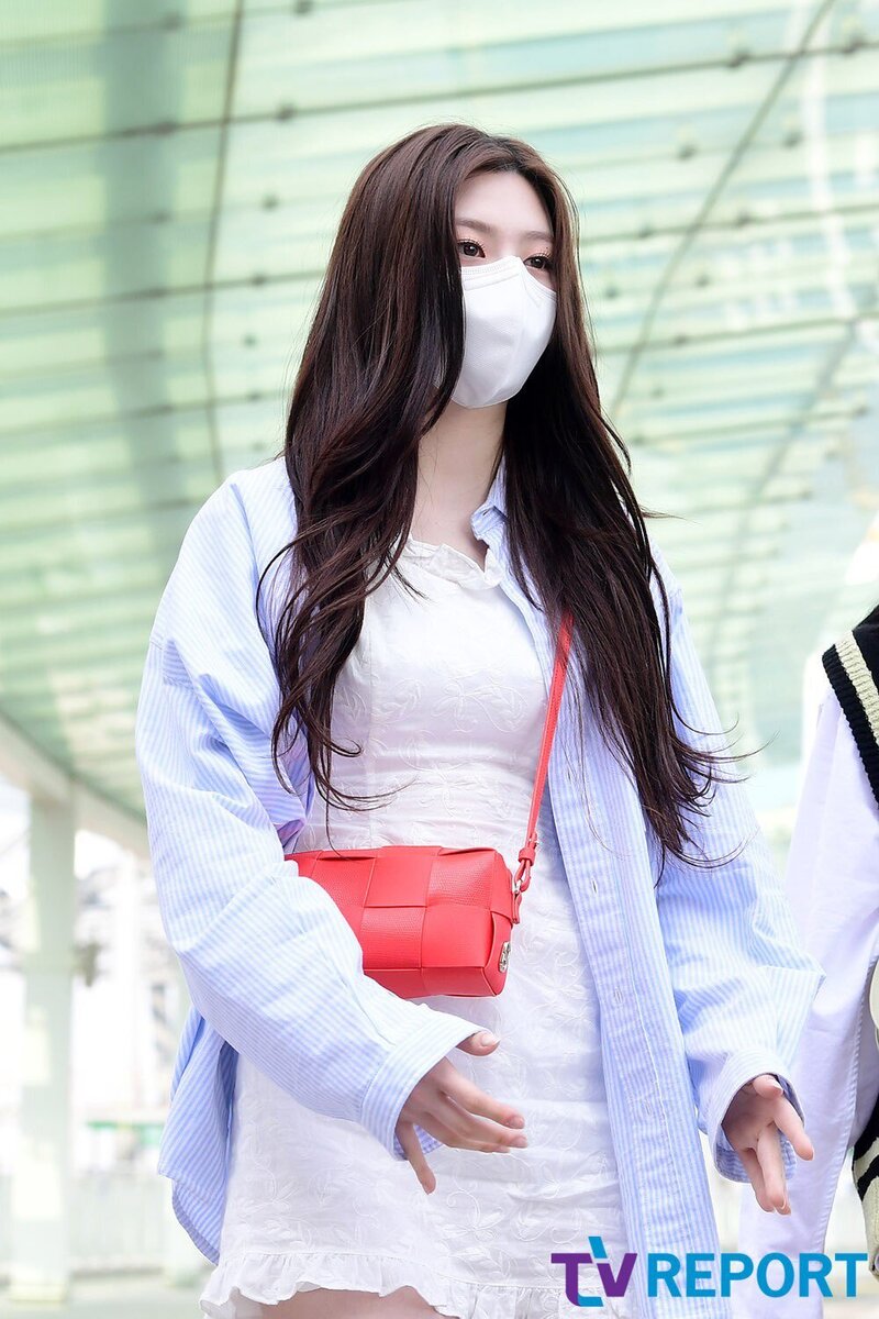 220520 STAYC's Seeun at Incheon International Airport for KCON USA 2022 documents 3