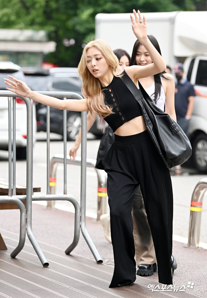 220722 ITZY Yuna - Music Bank Commute documents 3