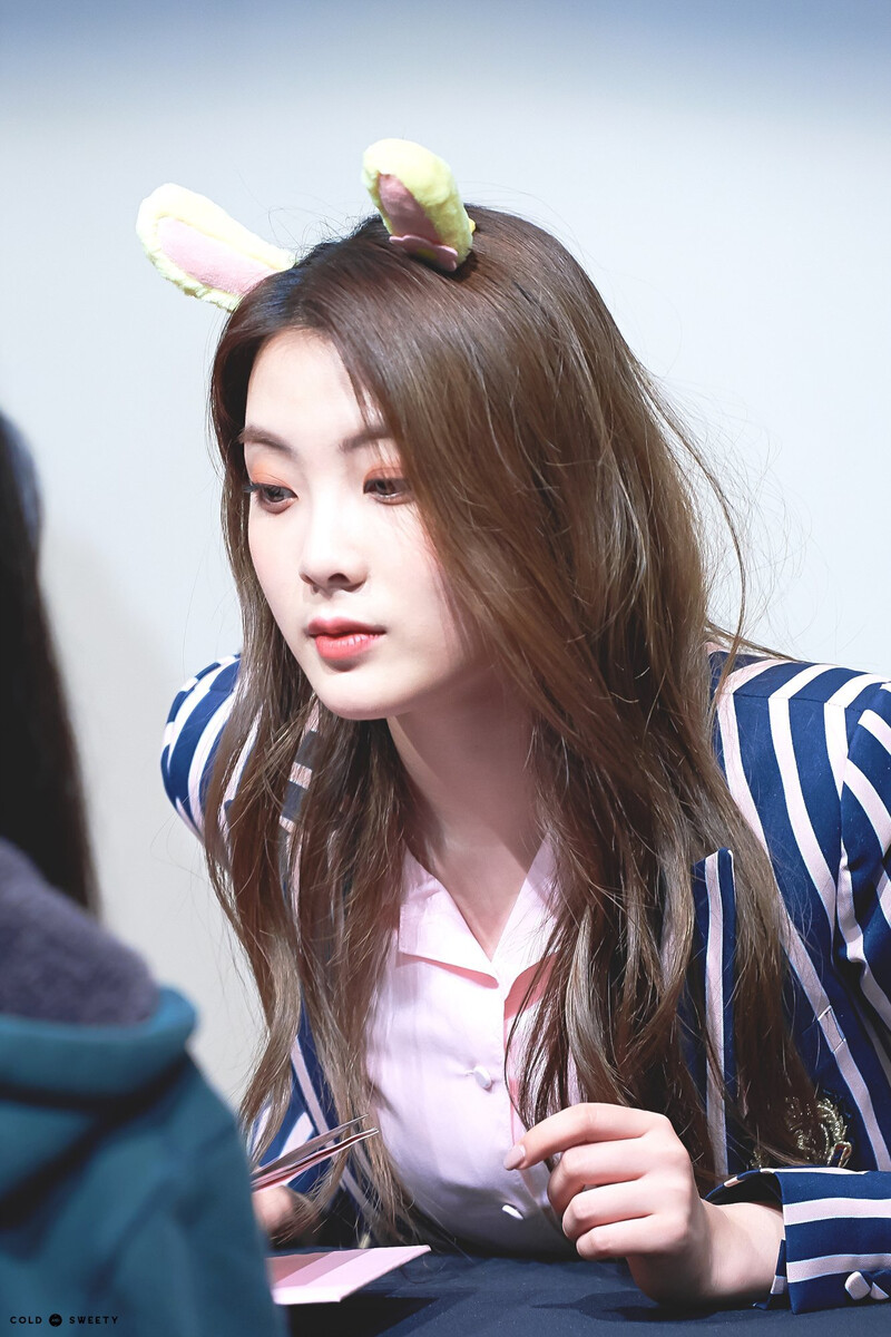 180401 Weki Meki Lucy at Songpa 'Lucky' Fansign documents 2