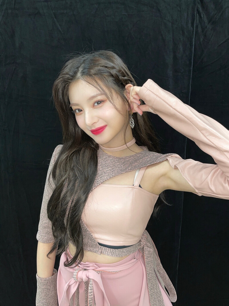 211010 EVERGLOW Twitter Update - Yiren documents 2