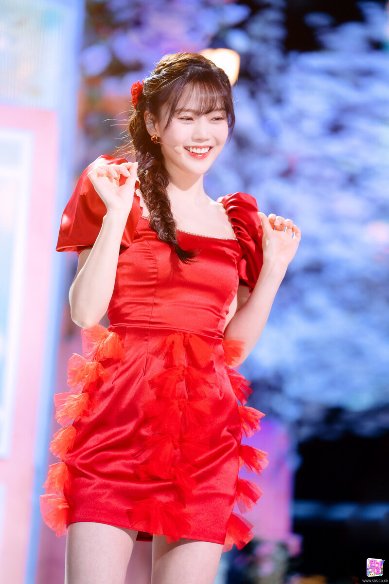 220403 OH MY GIRL Hyojung - 'Real Love' at Inkigayo documents 10