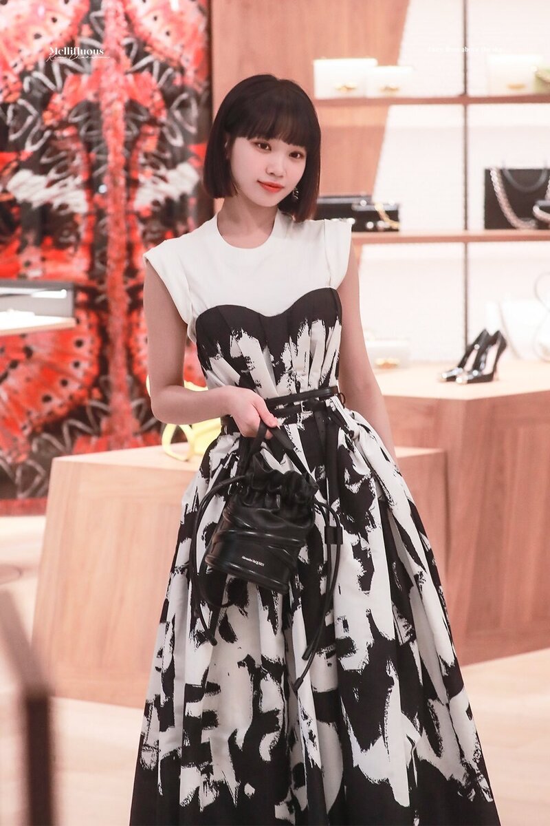 220514 Chaewon for Alexander McQueen Re-Opening at the Lotte Department Store documents 1