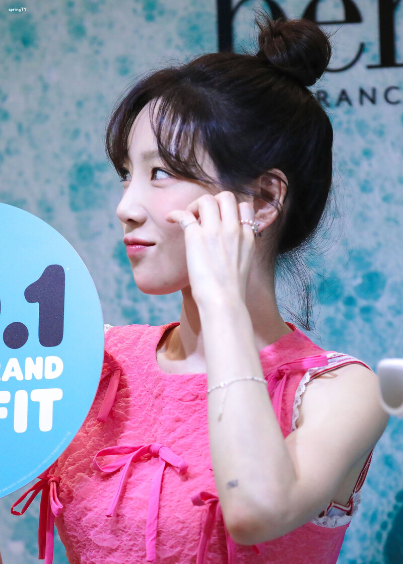 230330 Taeyeon - Benefit Pop-up Store Event documents 11