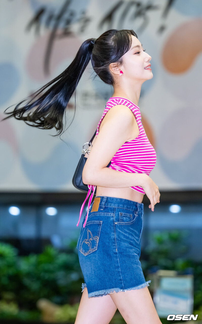 230714 Kep1er Youngeun at Gimpo International Airport heading to Japan documents 2