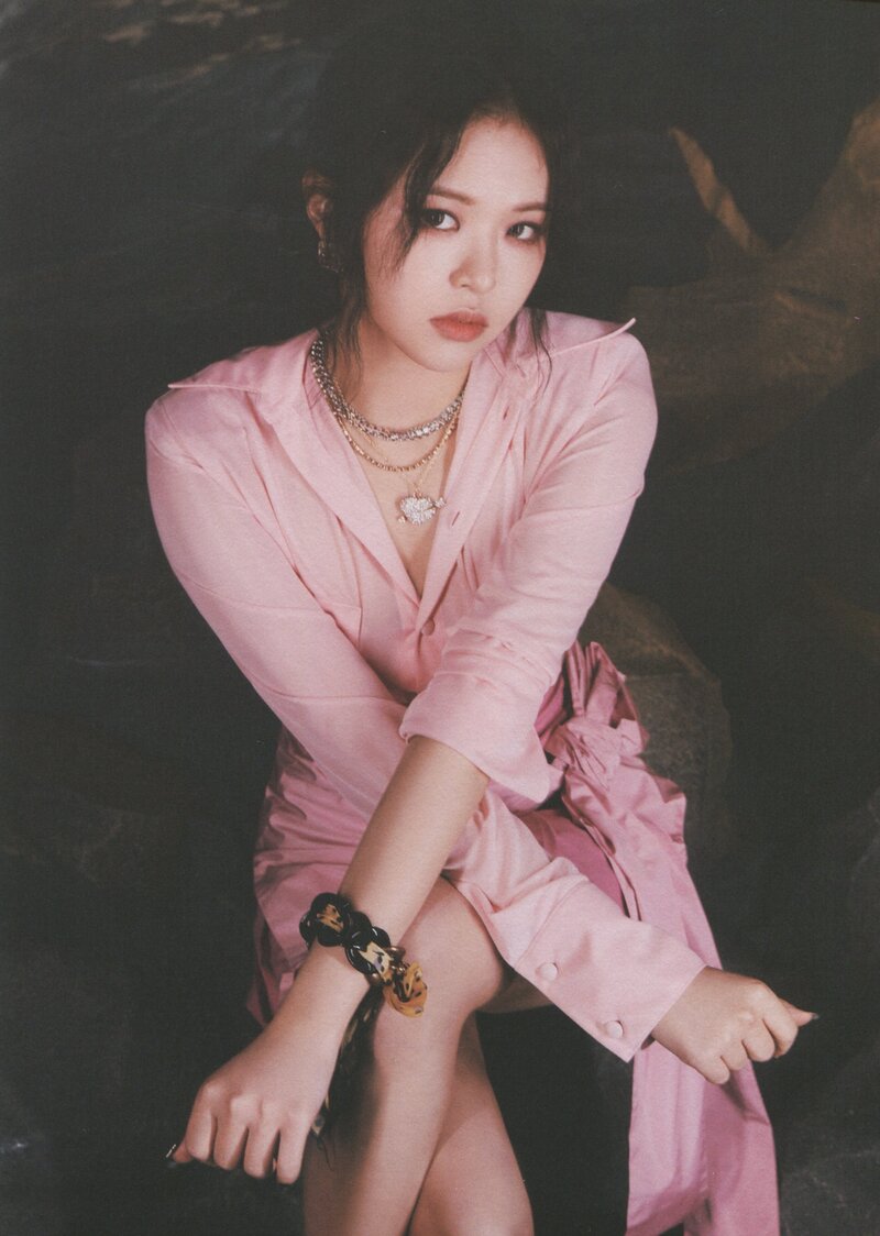 EVERGLOW "Return of the Girls" Album Scans documents 14
