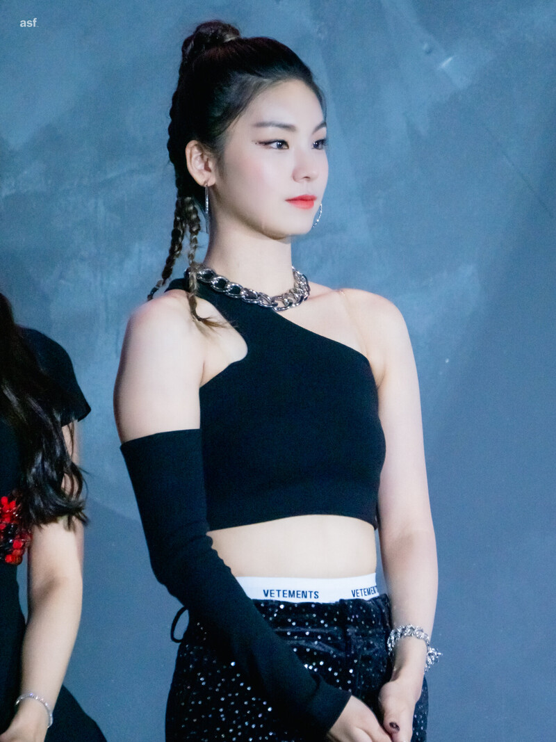 191126 ITZY Yeji at Asia Artist Awards 2019 documents 3