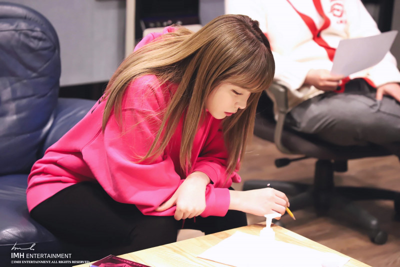 200413 IMH Entertainment Naver Update - Hong Jin Young's "Love Is Like A Petal" Recording Behind documents 7