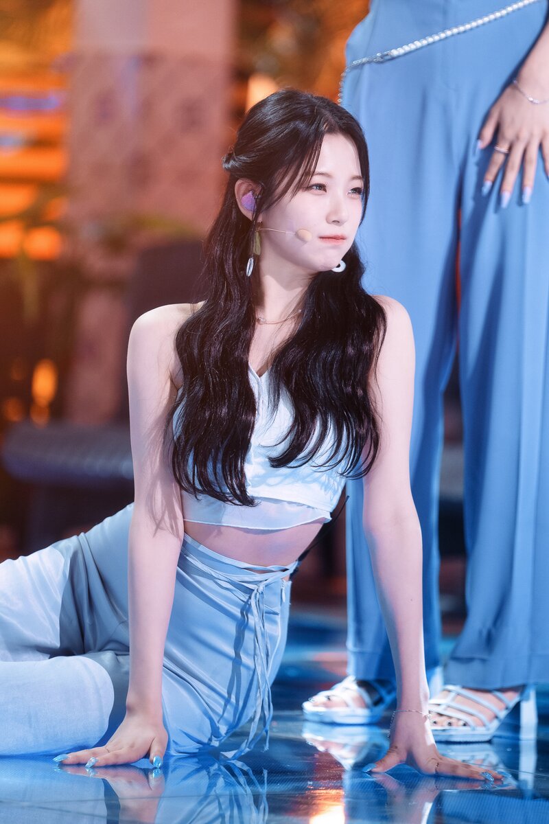 220703 fromis_9 Jiheon - 'Stay This Way' at Inkigayo documents 14