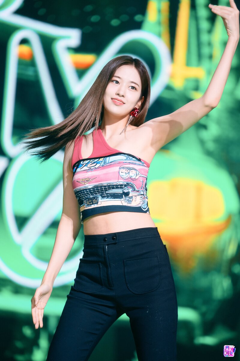 220918 IVE Yujin - 'After LIKE' at Inkigayo documents 15