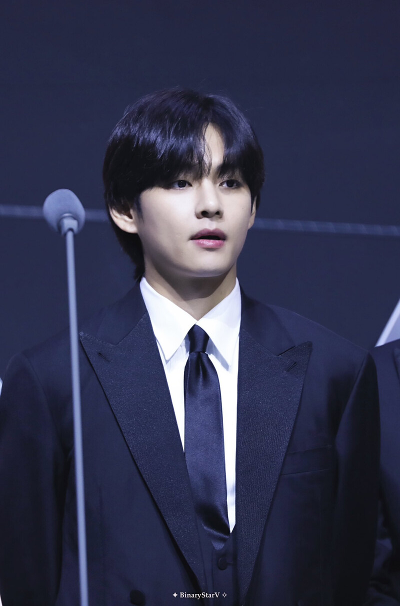 221008 BTS V at The Fact Music Awards 2022 documents 1