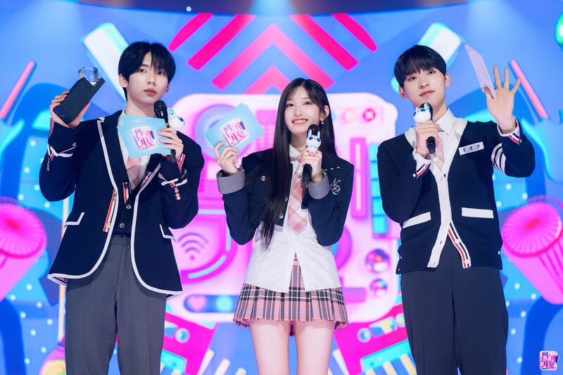 240428 MC Leeseo, Yu Jin, and Sung Hyun - 'Rum Pum Pum Pum' Special Stage at Inkigayo documents 4