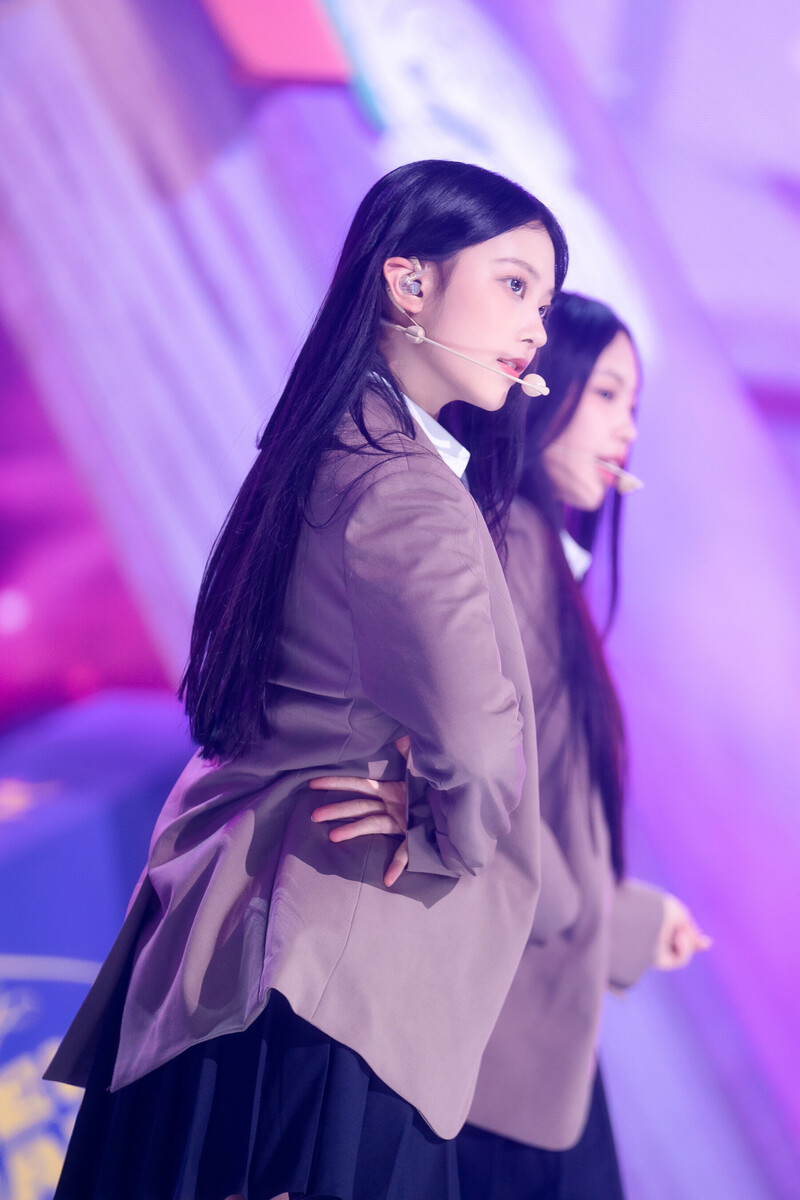 230115 NewJeans Haerin 'Ditto' at Inkigayo documents 8