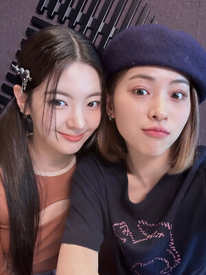 230519 ITZY Twitter Update - Ryujin and Lia