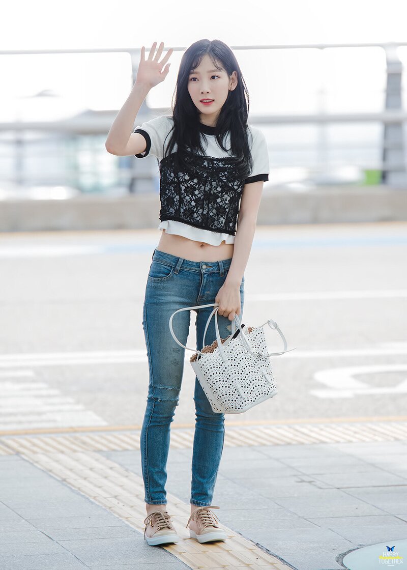 170817 SNSD Taeyeon at Incheon Airport documents 2