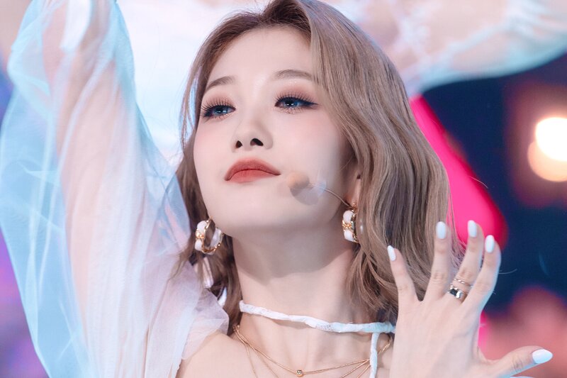 220123 fromis_9 Seoyeon - 'DM' at Inkigayo documents 15