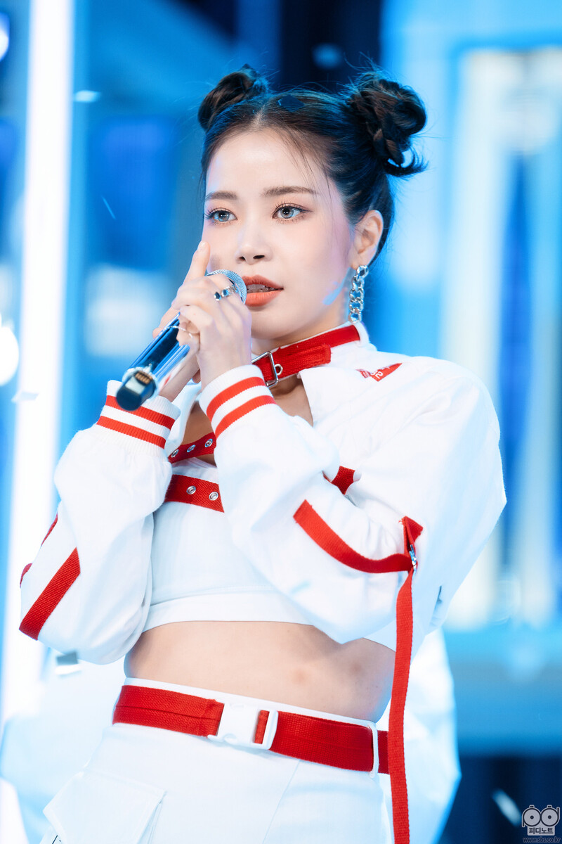 221016 MAMAMOO Solar - ‘ILLELLA’ at Inkigayo documents 2