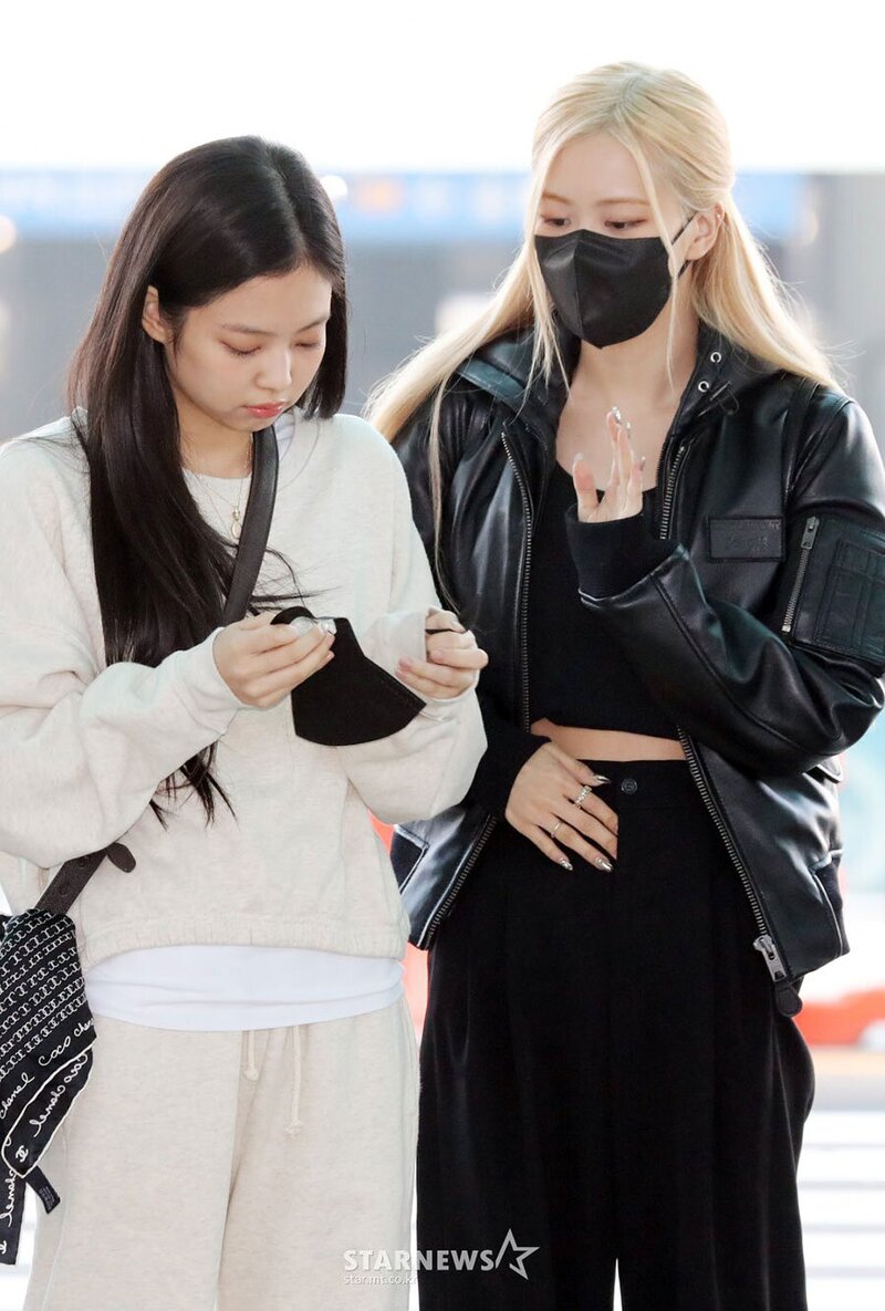 221021 BLACKPINK at the Incheon International Airport documents 5