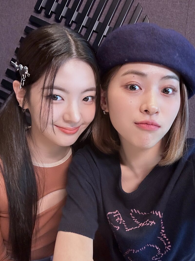 230519 ITZY Twitter Update - Ryujin and Lis documents 1