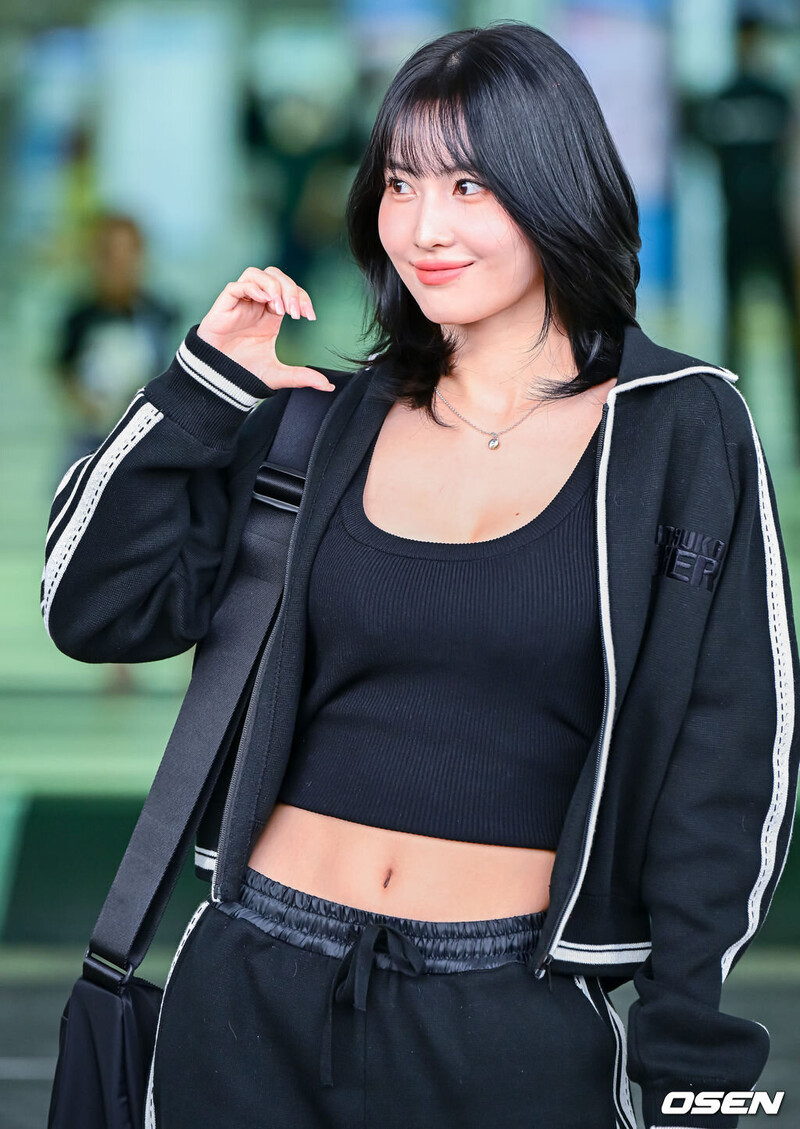 230918 TWICE Momo at Incheon International Airport documents 4