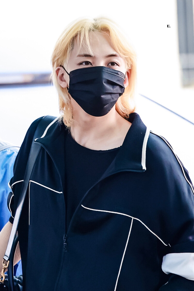 240625 SEVENTEEN Jeonghan at Incheon International Airport documents 13