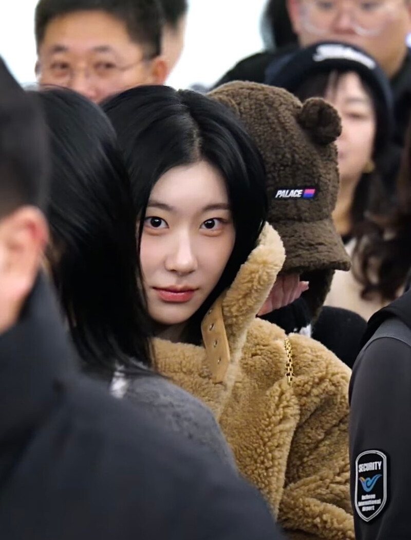 241227 ITZY Chaeryeong at Incheon International Airport documents 1