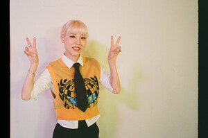 220531 M2MPD Twitter Update - Moonbyul Film Shots