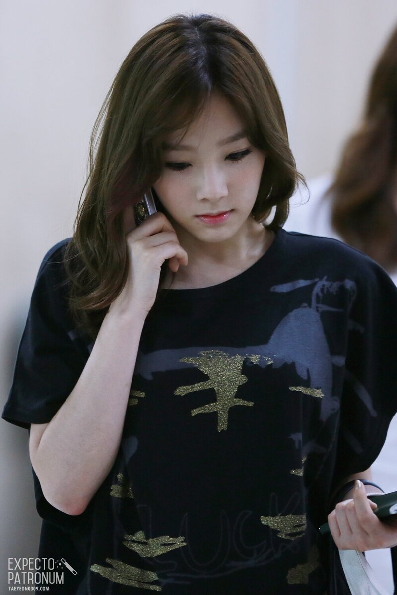 120807 Girls' Generation Taeyeon at Gimpo Airport documents 3