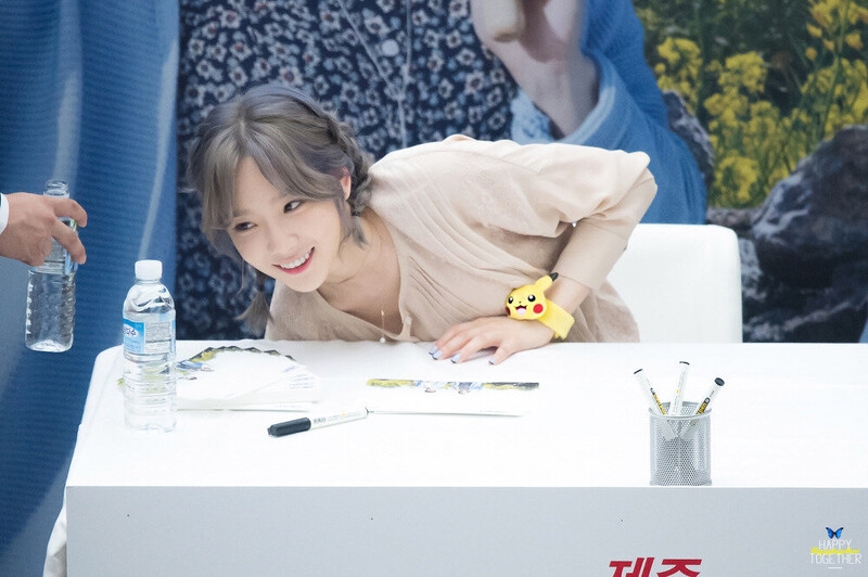 160923 Girls' Generation Taeyeon & Super Junior Kyuhyun at COEX 'Samdasoo' Fansign documents 15