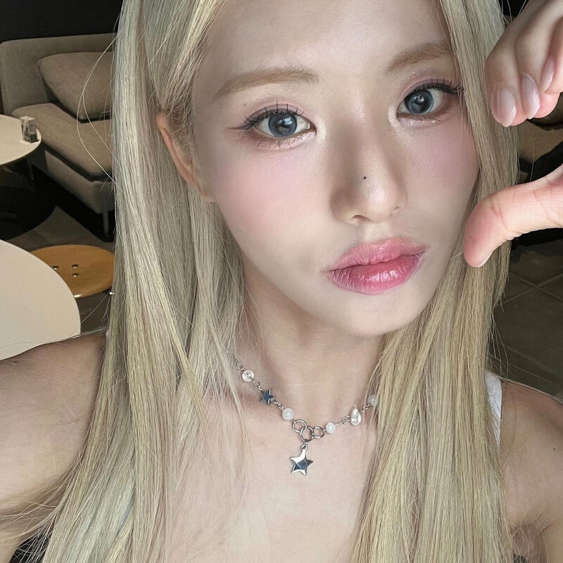 240705 fromis_9 Jiwon Instagram Update documents 2