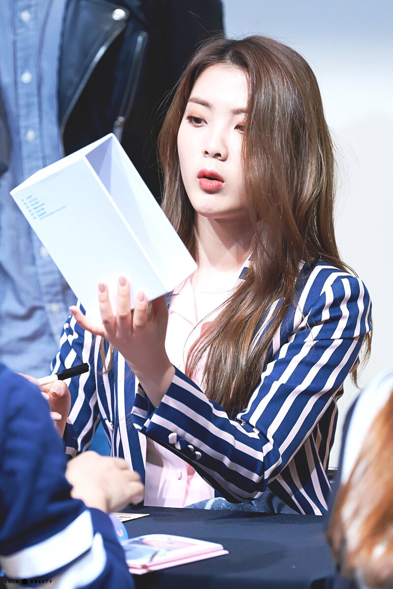 180401 Weki Meki Lucy at Songpa 'Lucky' Fansign documents 6