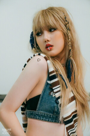 210818 SAA Naver Post - Yerin's First Look Magazine Behind