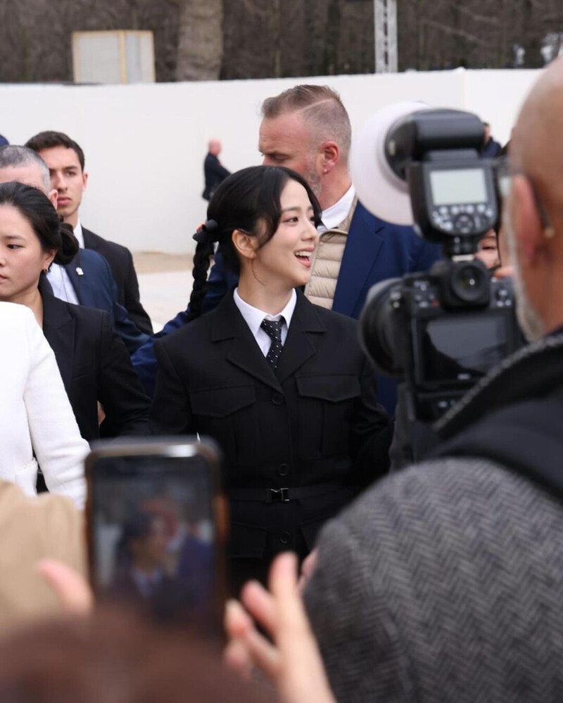 240227 JISOO AT DIOR documents 4