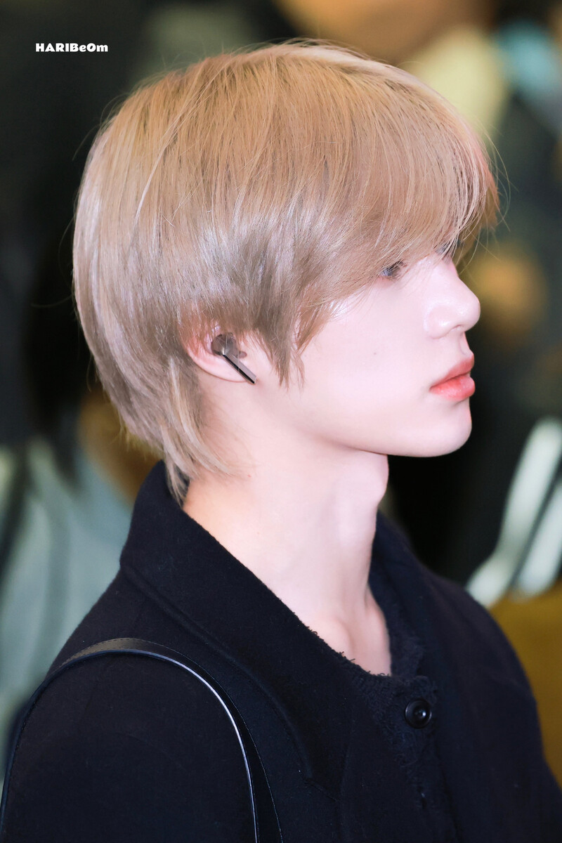 241110 TXT Beomgyu at Gimpo International Airport documents 4