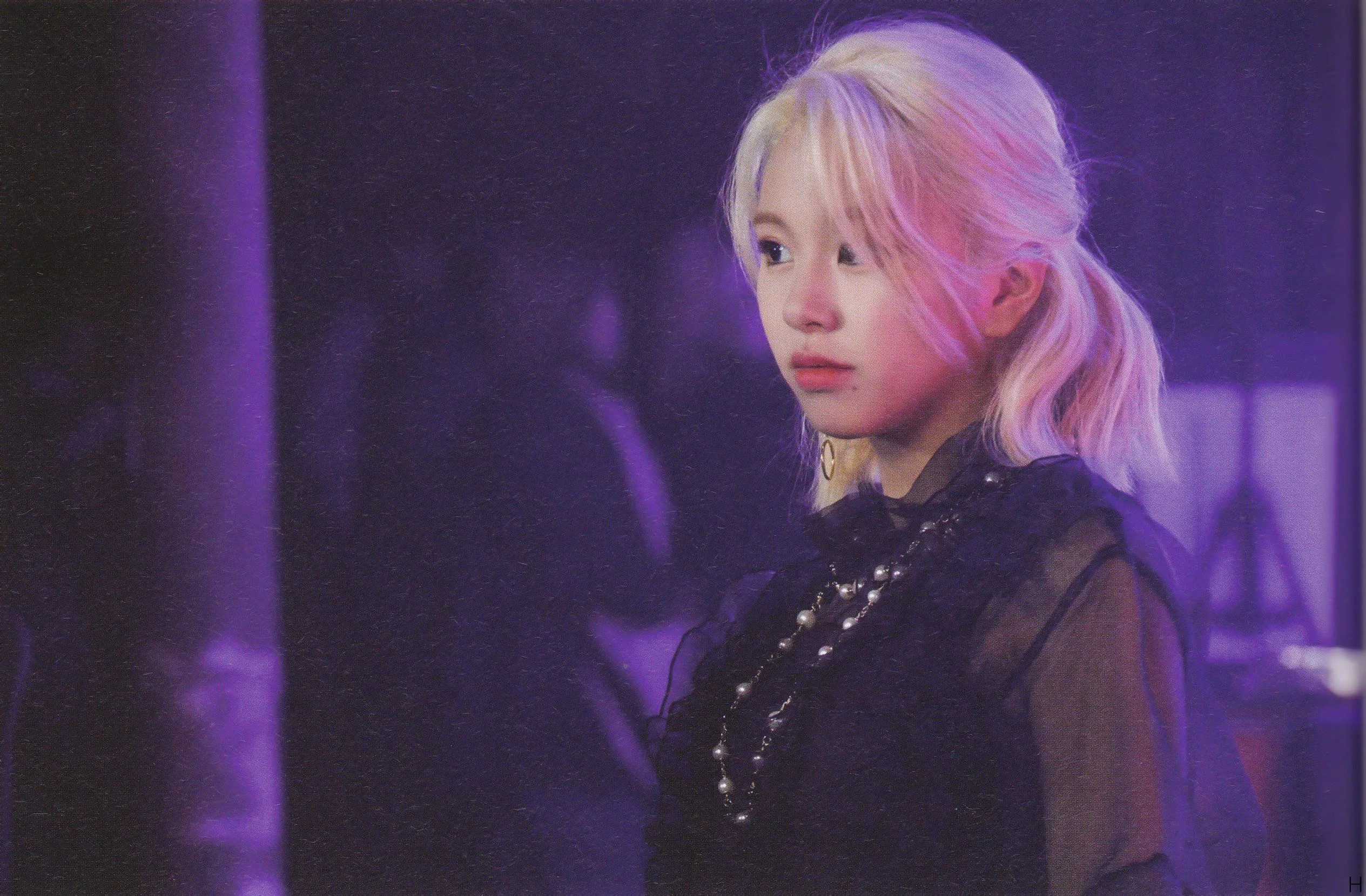 TWICEZINE Chaeyoung - TWICELIGHTS World Tour [SCAN] | Kpopping
