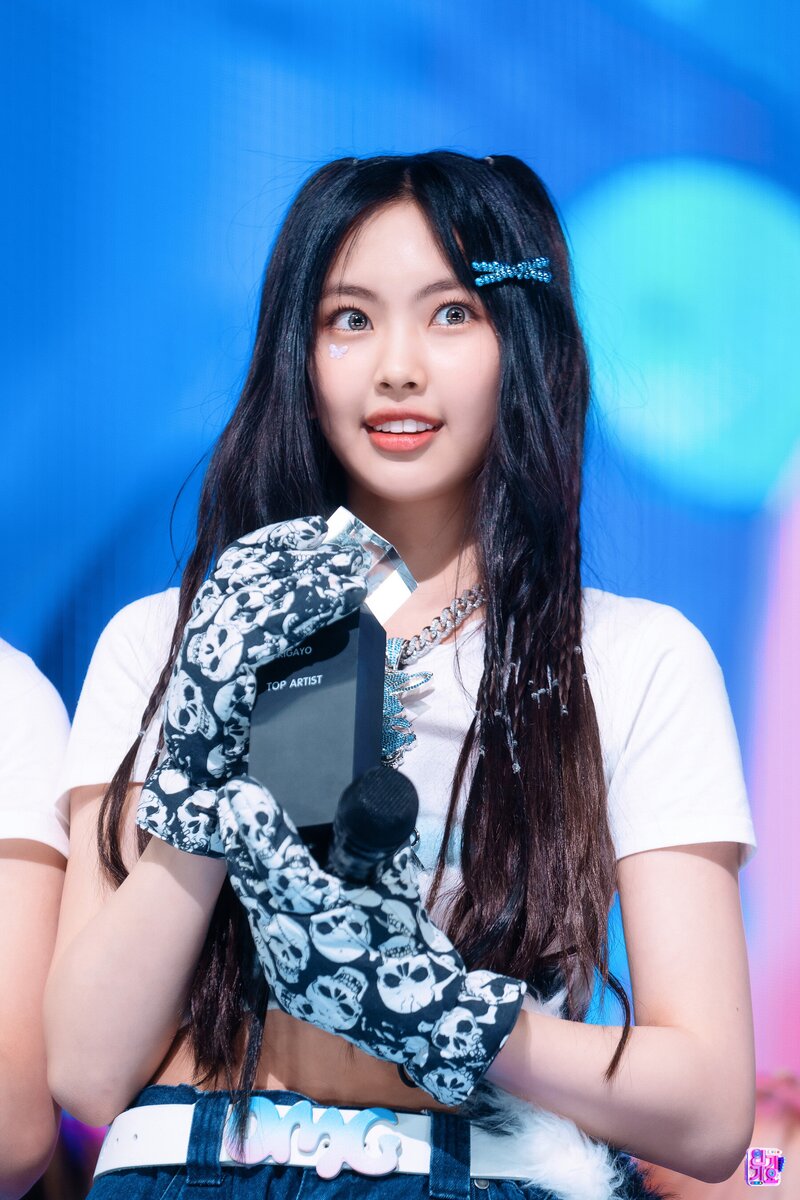 230129 NewJeans Hyein 'OMG' at Inkigayo documents 1