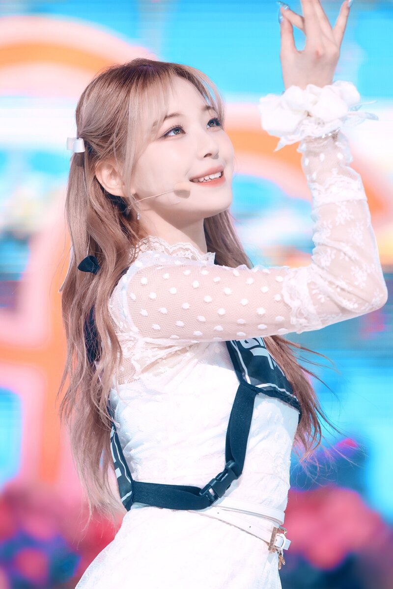 220123 fromis_9 Jiheon - 'DM' at Inkigayo documents 16