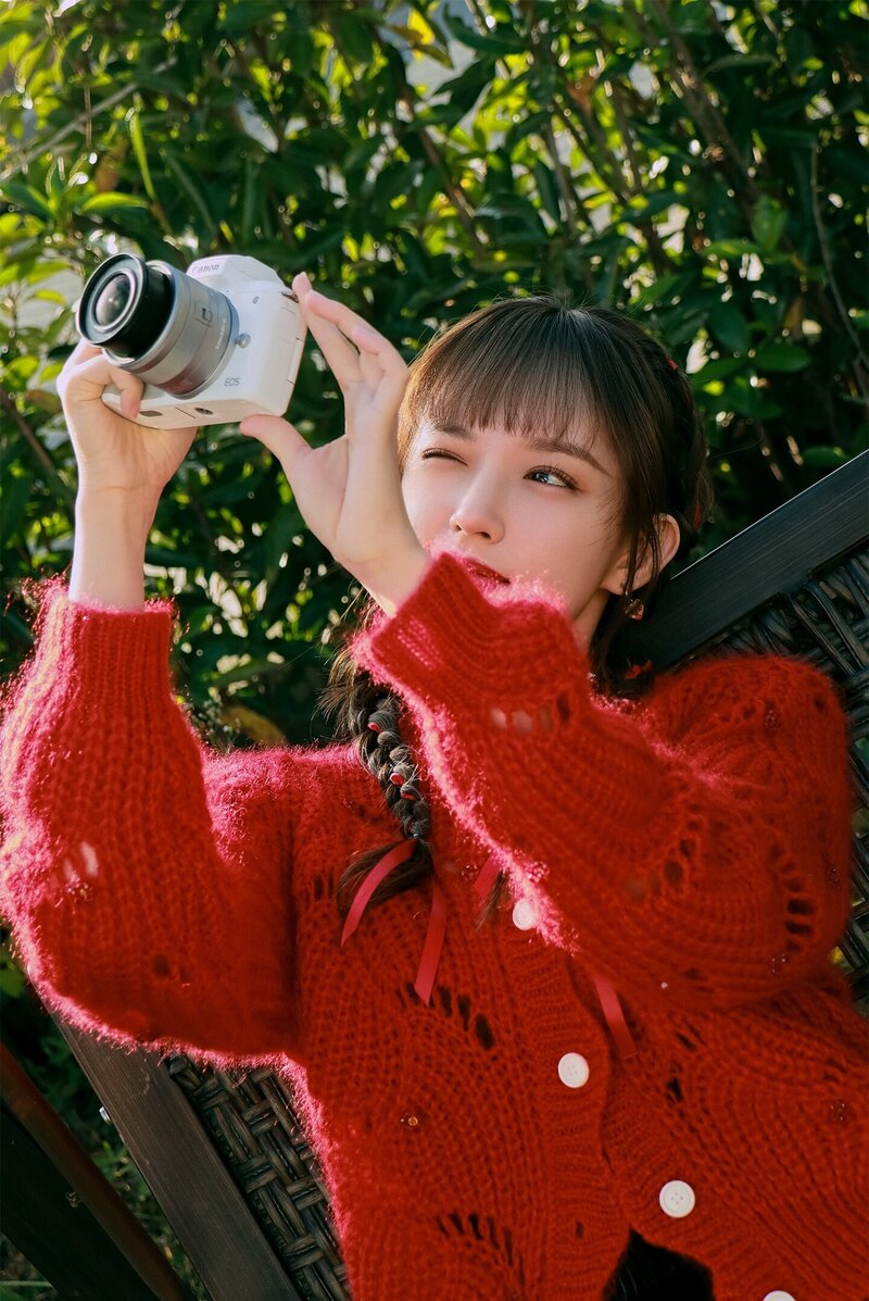 WJSN's Cheng Xiao for Canon EOS M50 Mark II documents 4