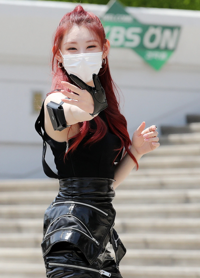 210512 ITZY Chaeryeong - On the way to Show Champion documents 10