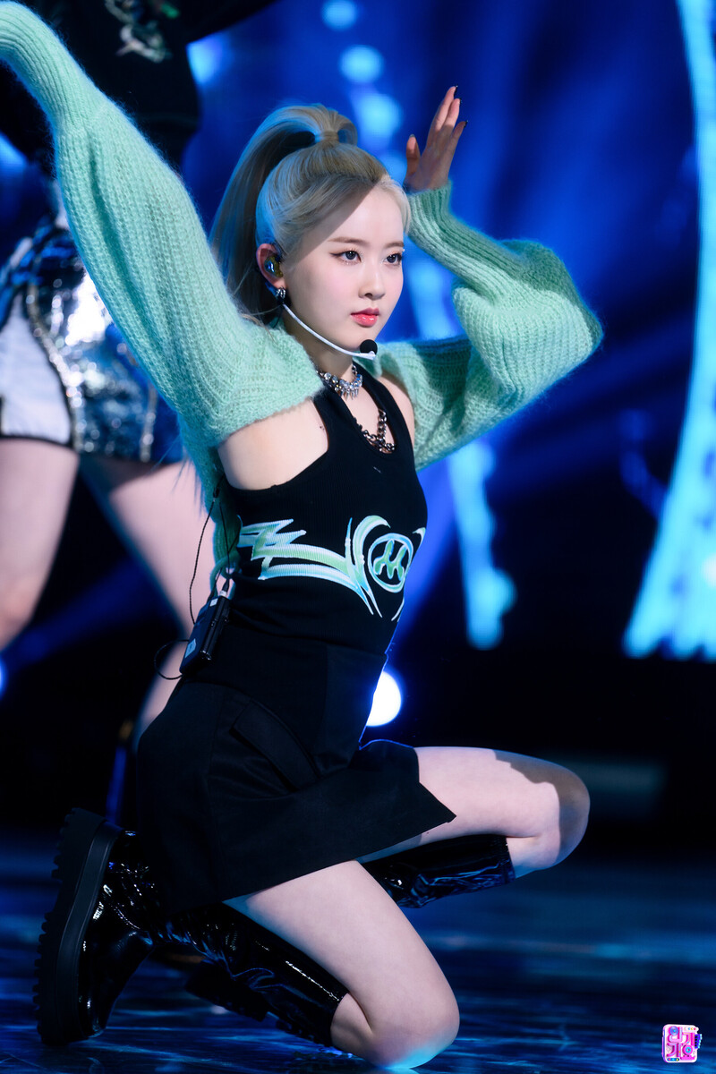 220306 STAYC Sieun - 'RUN2U' at Inkigayo documents 19