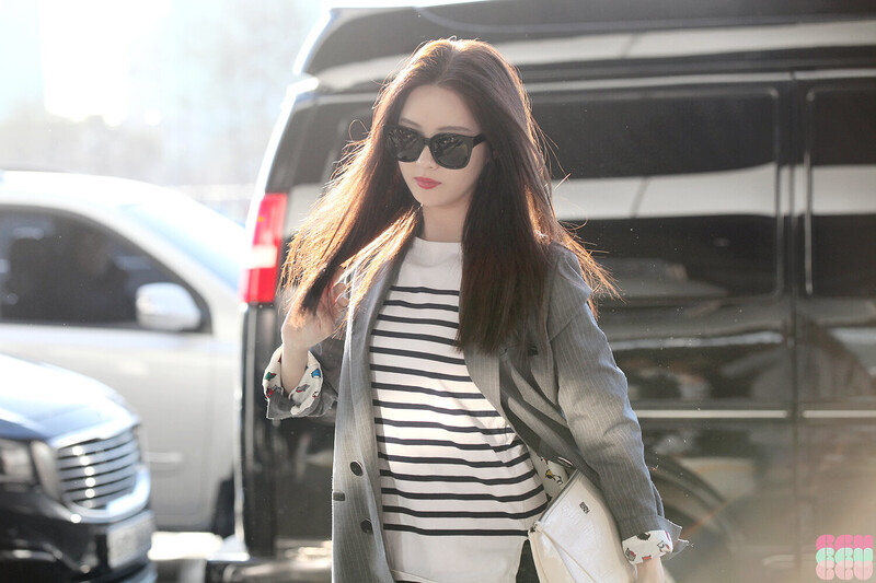 150304 Girls' Generation Seohyun at Gimpo Airport documents 1