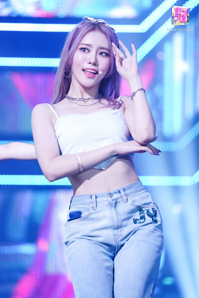 210815 Weeekly - 'Holiday Party' at Inkigayo documents 17