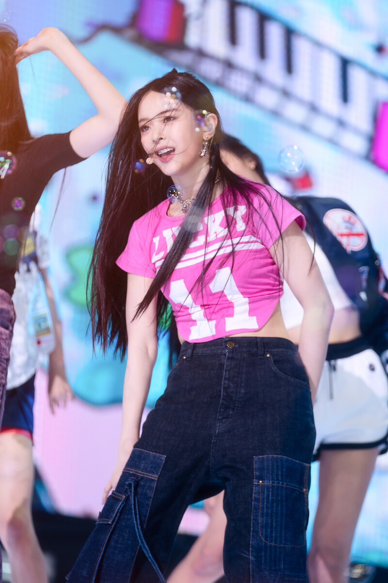 220807 NewJeans Hanni 'Attention' at Inkigayo documents 14