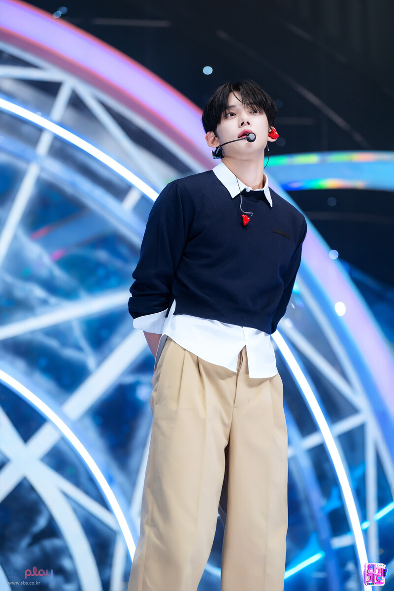 241110 TXT Yeonjun - 'Over the Moon' at Inkigayo documents 7