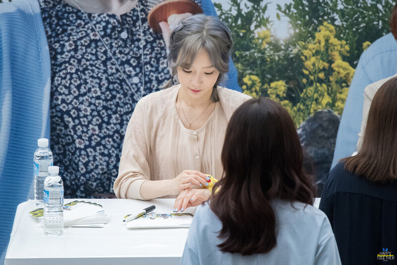 160923 Girls' Generation Taeyeon & Super Junior Kyuhyun at COEX 'Samdasoo' Fansign documents 13