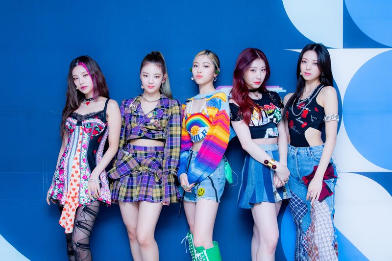 210926 SBS Twitter Update - ITZY at Inkigayo Photowall documents 1