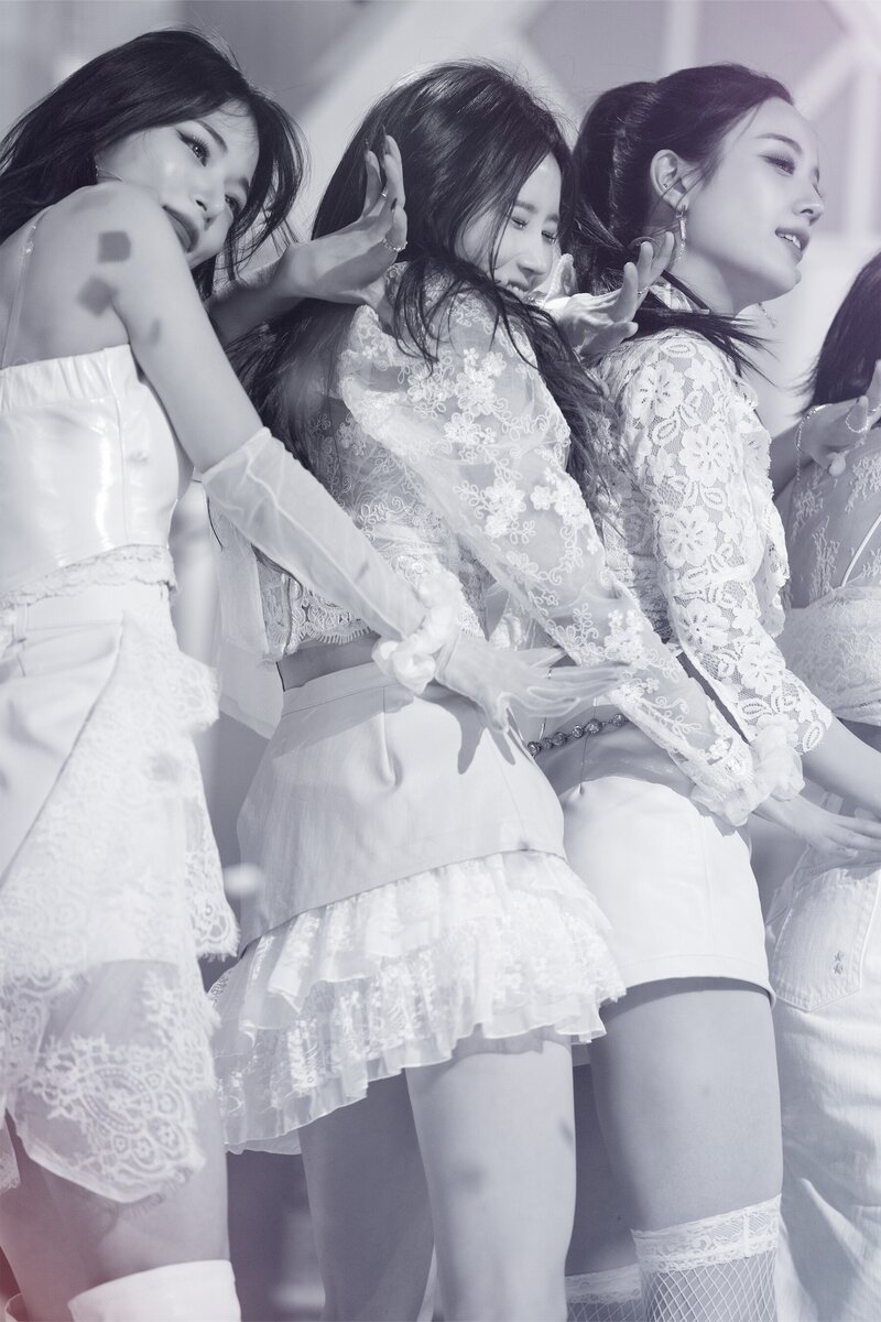 220123 fromis_9 - 'DM' at Inkigayo documents 18